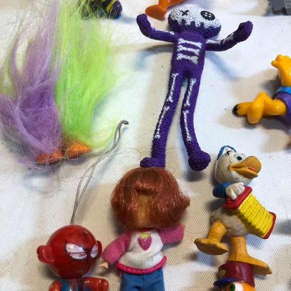 Junk drawer lot of vintage figures, pencil toppers , Strawberry short cake doll - Picture 8 of 12